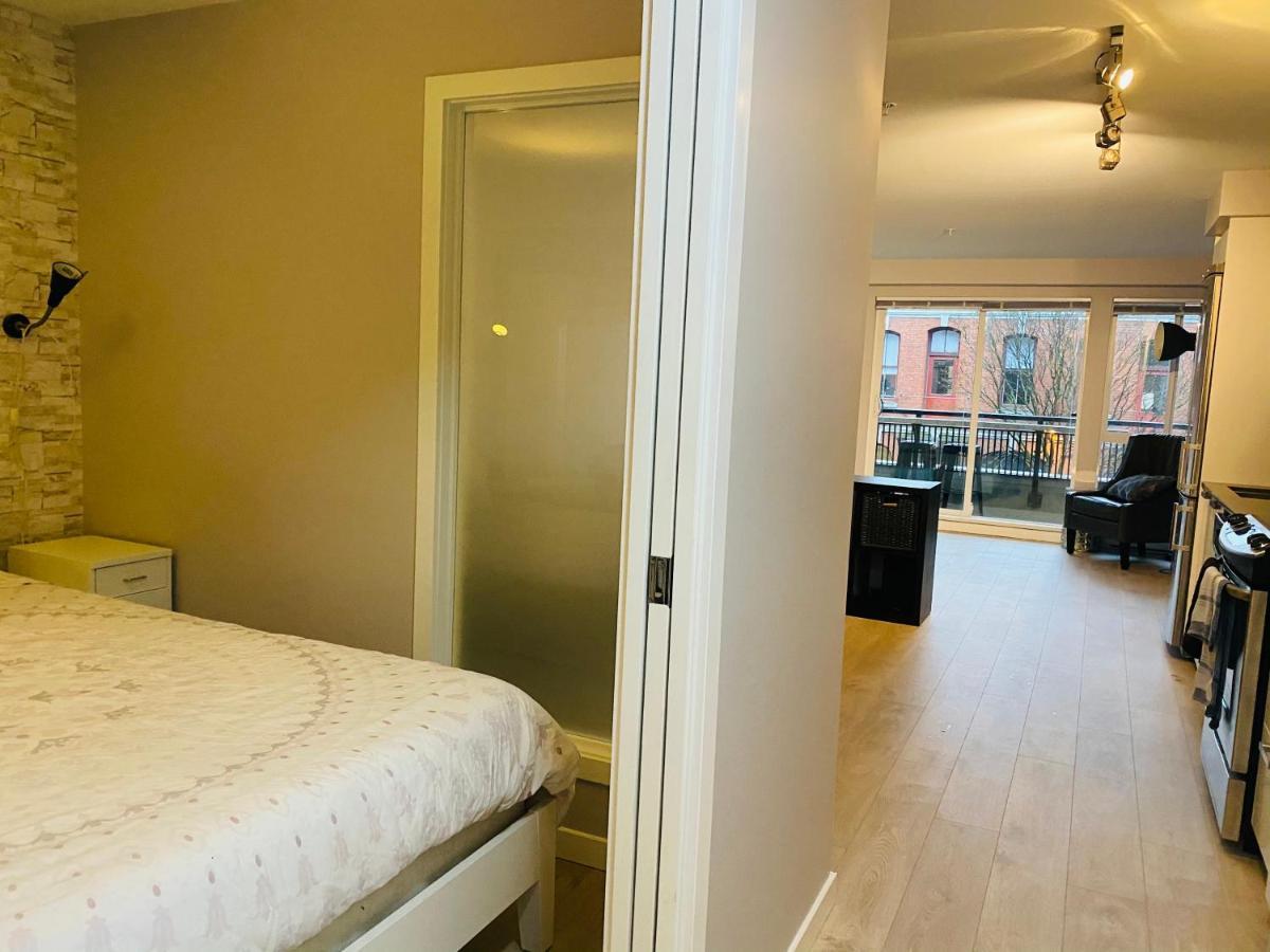 Downtown Heritage Condo With Parking ビクトリア エクステリア 写真