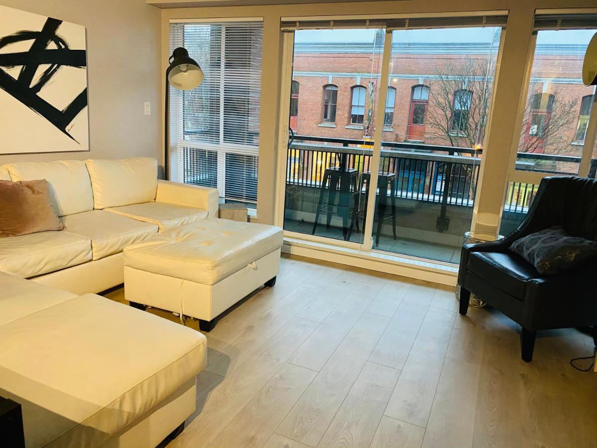 Downtown Heritage Condo With Parking ビクトリア エクステリア 写真