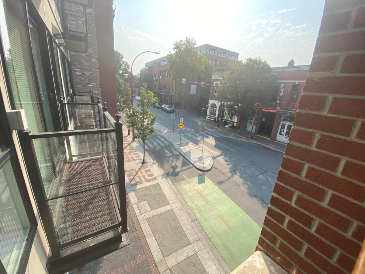 Downtown Heritage Condo With Parking ビクトリア エクステリア 写真