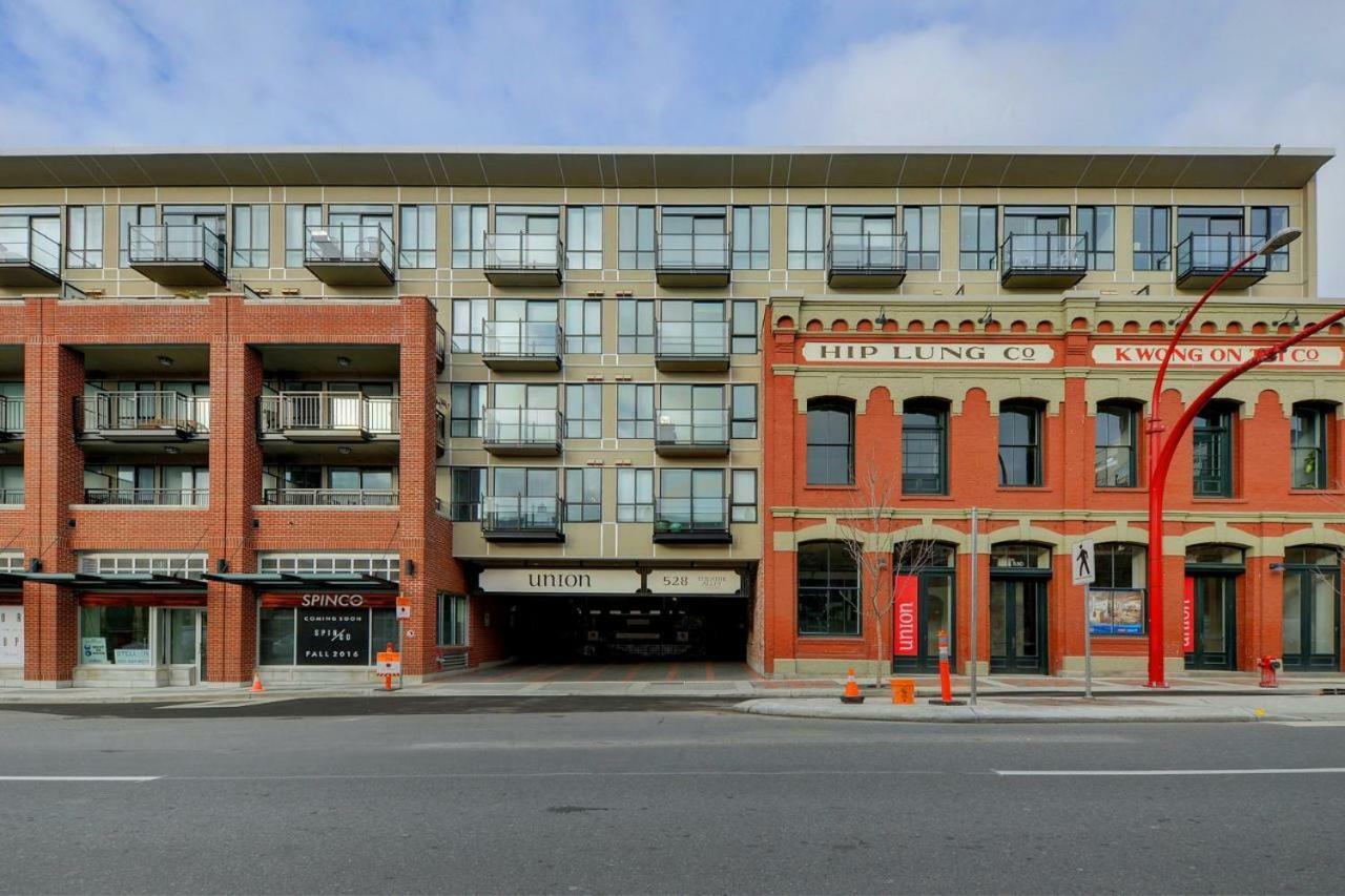 Downtown Heritage Condo With Parking ビクトリア エクステリア 写真