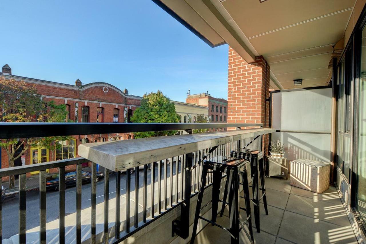 Downtown Heritage Condo With Parking ビクトリア エクステリア 写真