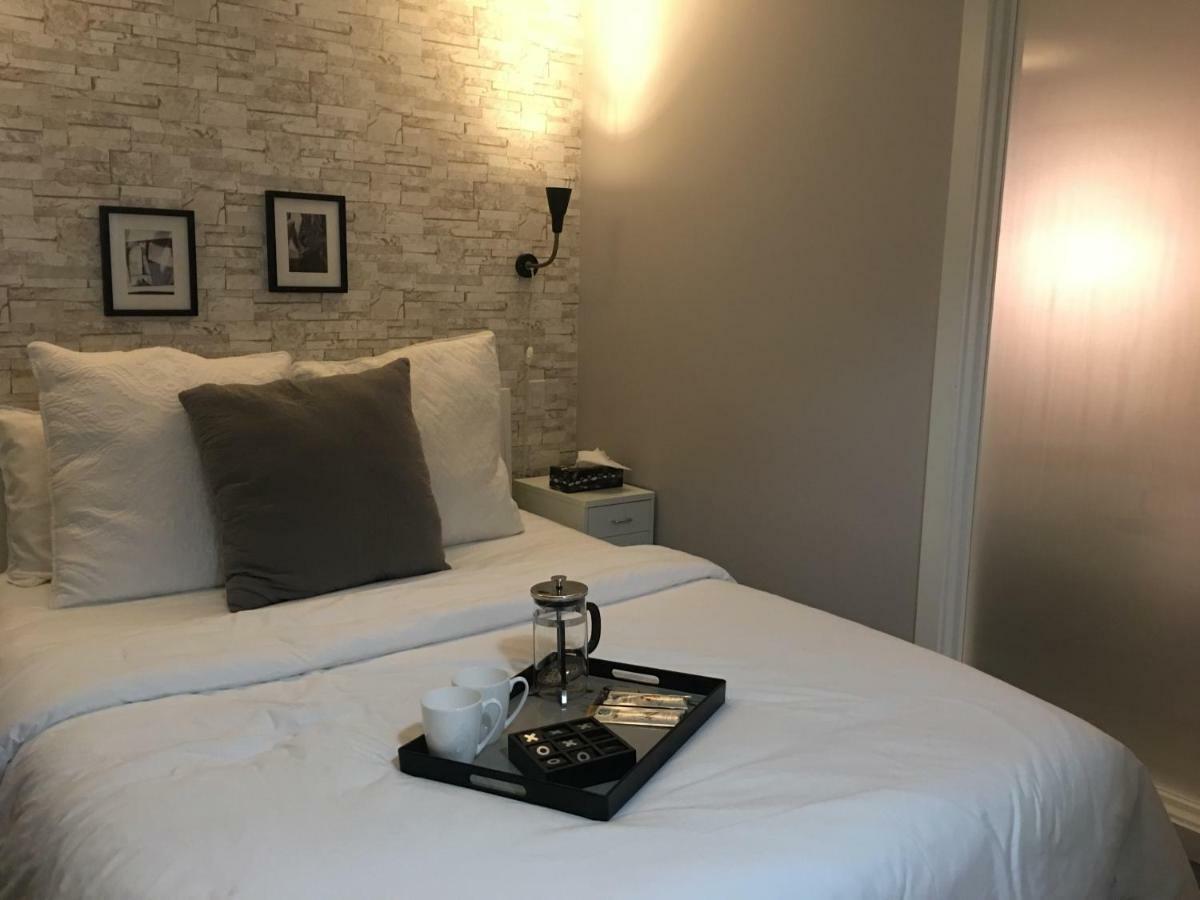 Downtown Heritage Condo With Parking ビクトリア エクステリア 写真
