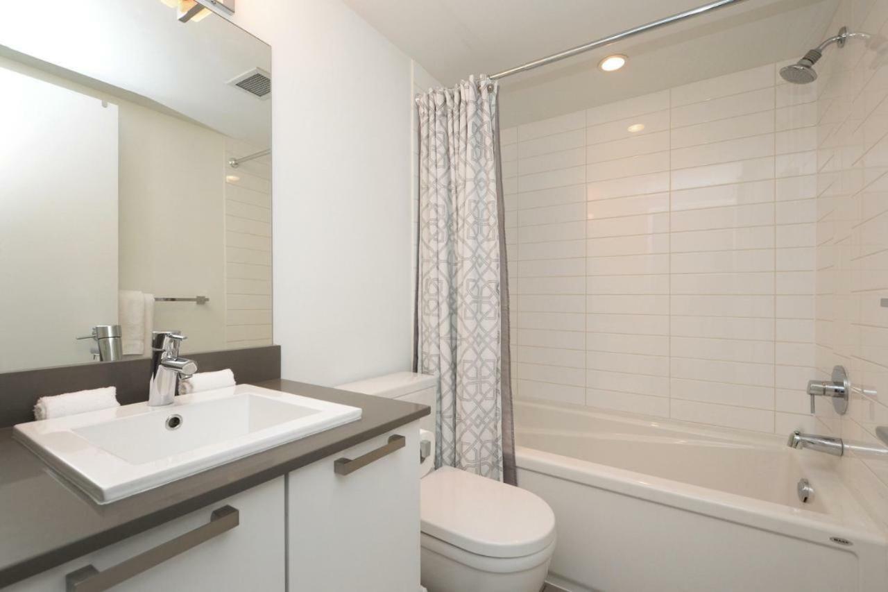 Downtown Heritage Condo With Parking ビクトリア エクステリア 写真