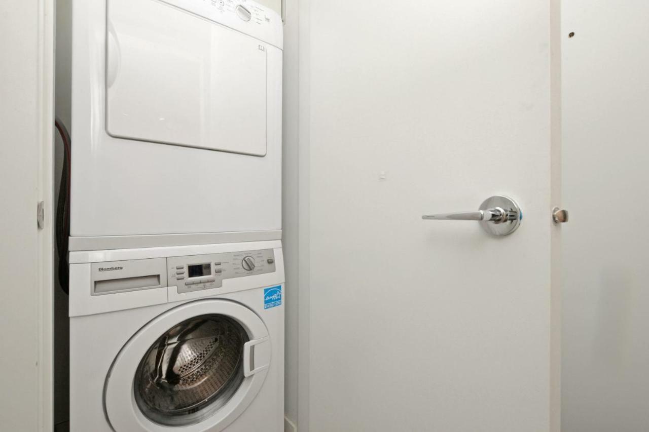 Downtown Heritage Condo With Parking ビクトリア エクステリア 写真