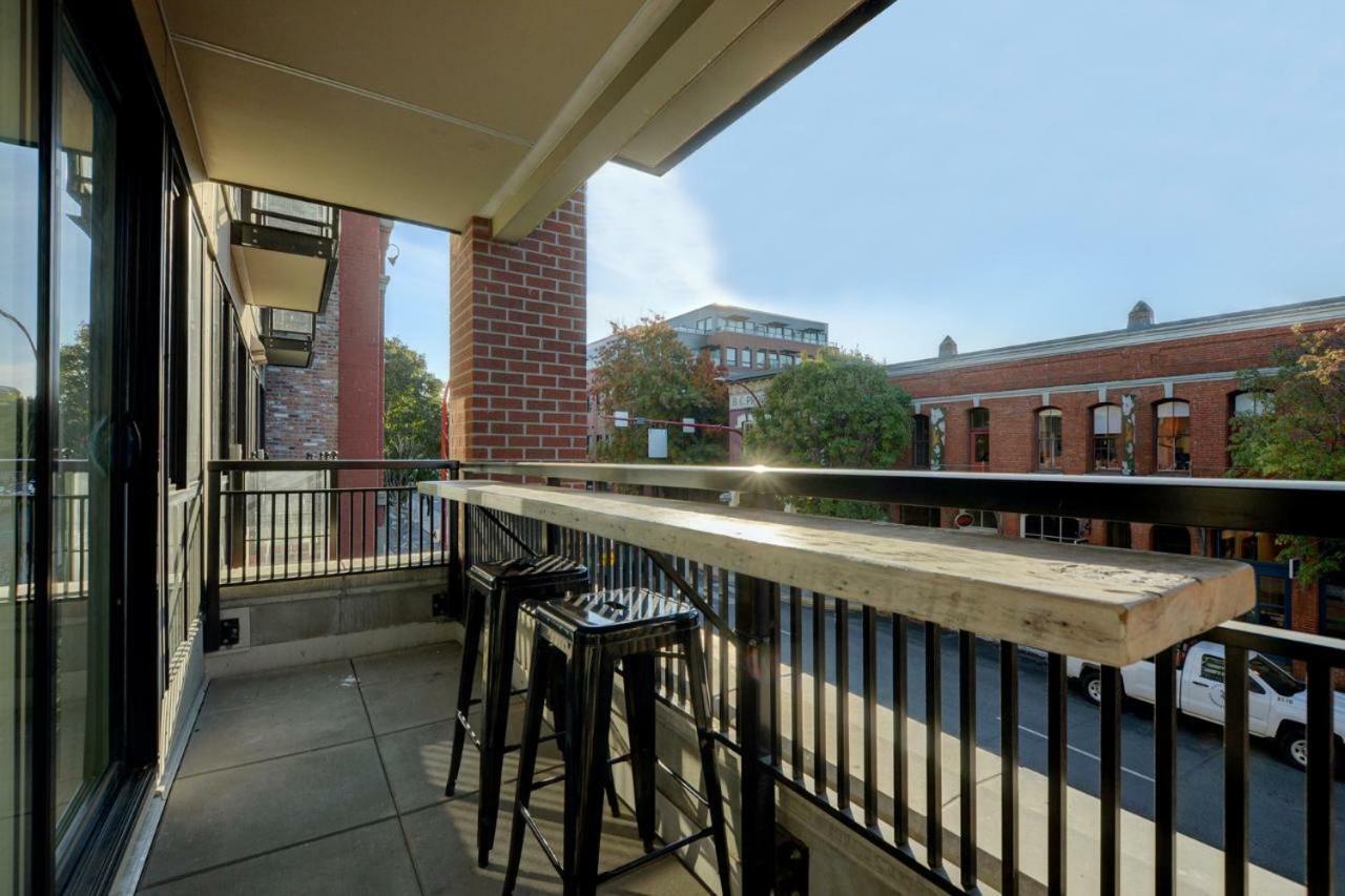 Downtown Heritage Condo With Parking ビクトリア エクステリア 写真